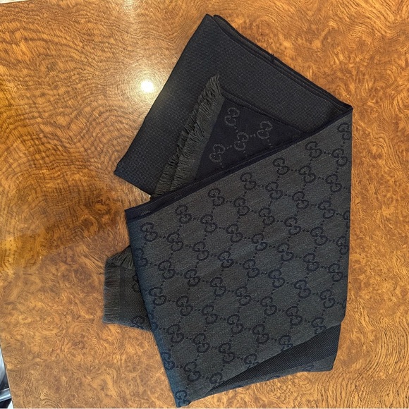 GUCCI Navy Blue Grey GG Print Scarf NWOT - Picture 4 of 9